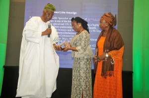 Emeritus Professor Akinkugbe presents the award for Outstanding contributions to the Field of Public Health to Professor Uche Amazigo while Mrs Francesca Emanuel watches on 1